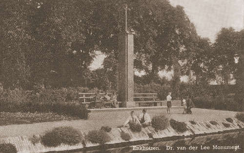 Foto Van der Lee-monument 1940