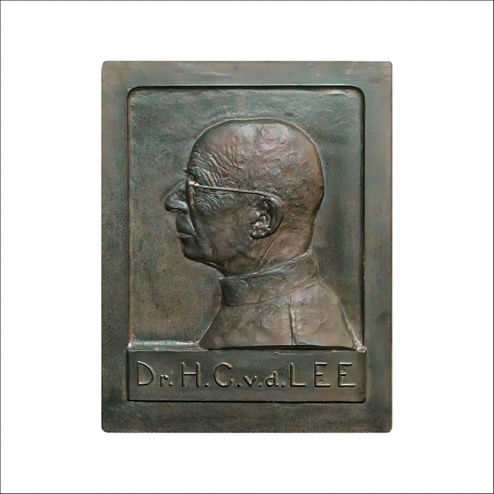 Bronzen portretreliëf HC van de Lee