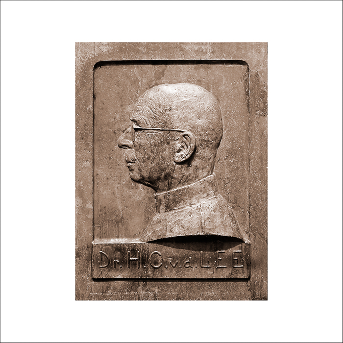 Bronzen portretreliëf HC van der Lee