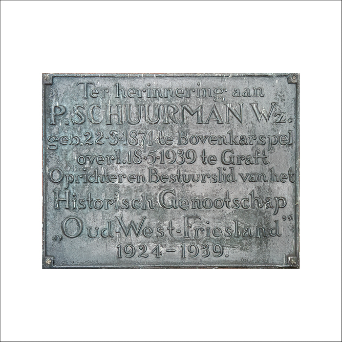 Bronzen tekstreliëf P. Schuurman Wz.
